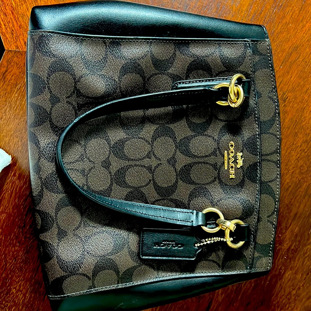 Coach leather purse in a great condition